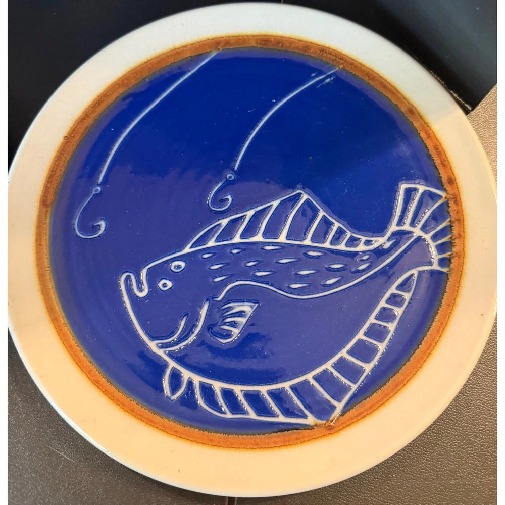 Ahna Iredale‎ Studio Pottery 2 Plates Blue White Fish Sgraffito Alaska Artist 9